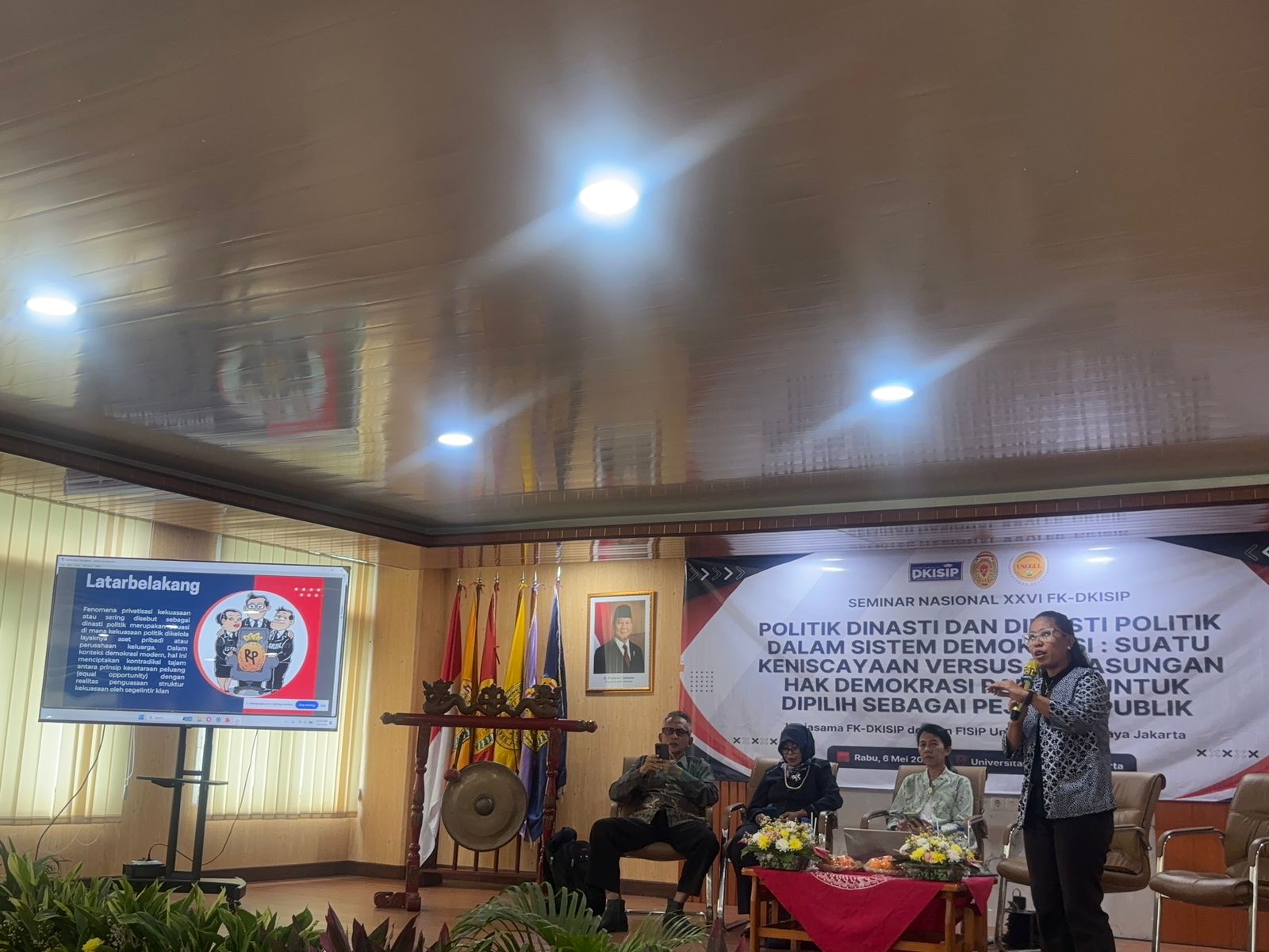 Dekan FISHUM narasumber Seminar Nasional